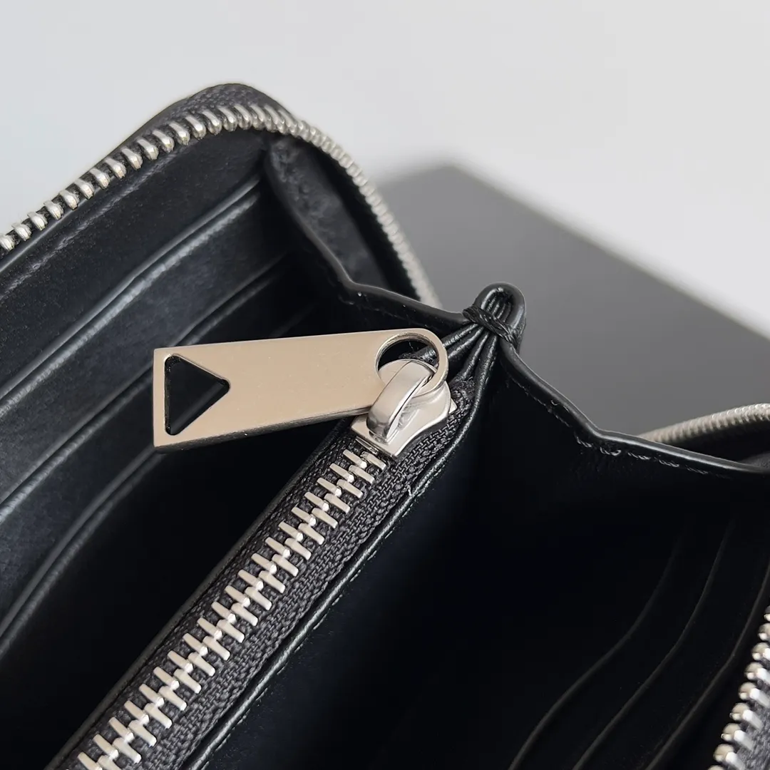 Batch 960 BV wallet has a low-key appearance and a simple and attractive woven design. It can be used as a gift for men🎁. It has enough space and is very practical. It can also be used by girls. The zipper is smooth and the wiring is meticulous. It is low-key and not exaggerated. Style number: 593217 Size: 19*10*2